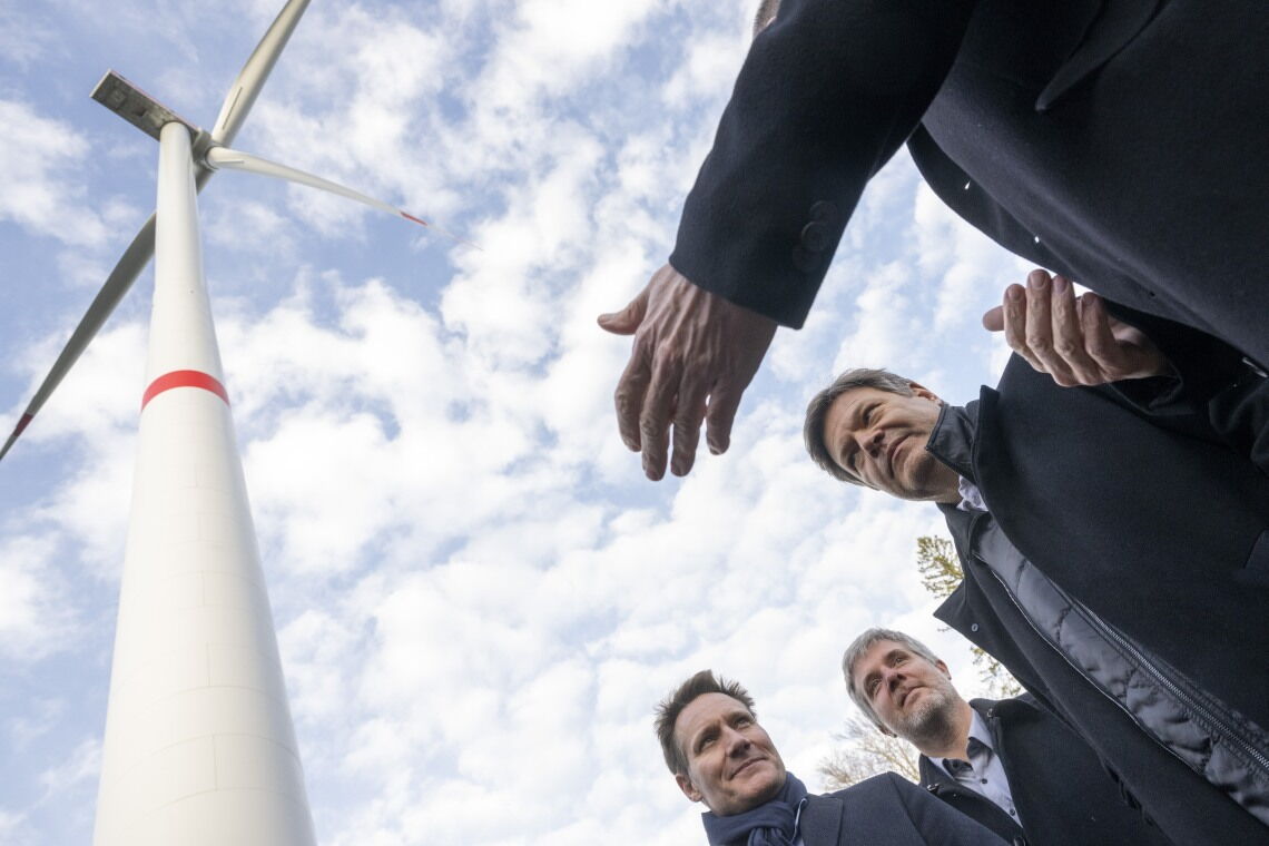 Bundeswirtschaftsminister Robert Habeck besucht den Bürgerwindpark Fuchstal, um sich über das Vorzeigeprojekt der bayerischen Windenergie zu informieren.