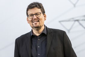 Christoph Podwils hat die Denkfabrik Agora Energiewende mit aufgebaut und mit „Deutschland unter Strom“ ein hintergründiges Buch zur Energiewende vorgelegt.