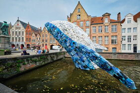 Walskulptur aus Plastikmüll in Brügge: Eine konsequente Kreislaufwirtschaft könnte das Abfallproblem lindern und die Ressourcenversorgung verbessern.
