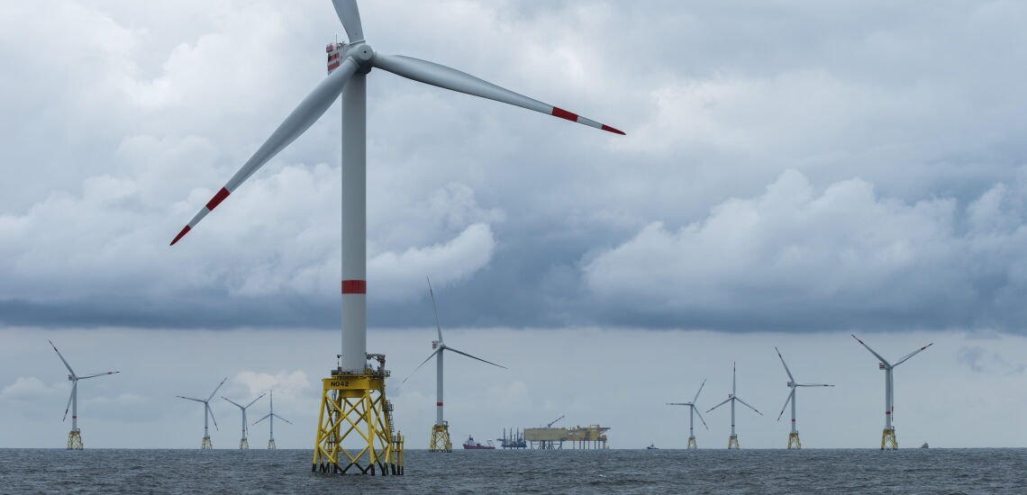Offshore-Windpark – Picture-Alliance/ImageBroker/Wolfgang Diederich Offshore-Windpark in der Nordsee: EnBW und Total zahlen zusammen rund 3,1 Milliarden Euro für die von der Bundesnetzagentur ausgeschriebenen Flächen.