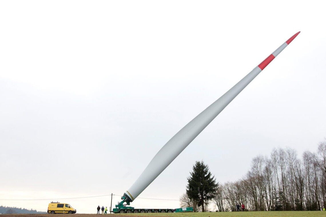 Transport eines Rotorblatts – Ørsted/Herbert Grabe Durch besonders knifflige Passagen werden Rotorblätter aufgerichtet transportiert. So können sie Hindernissen ausweichen.