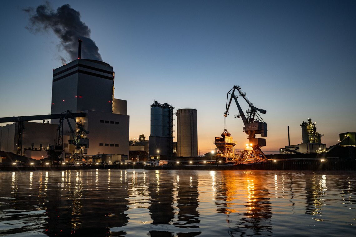 Das Steinkohlekraftwerk Lünen ist zwar eines der effizientesten der Welt, kommt aber nicht mal ansatzweise an den Wirkungsgrad von Windrädern oder Solaranlagen heran.