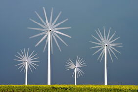 Die Leistung steigt – aber Windräder mit 15 Flügeln wird man vermutlich auch in Zukunft nicht sehen. (Diese hier haben aber eigentlich auch nur drei. Der Effekt entsteht durch eine Mehrfachbelichtung.)