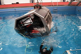Helikopter-Training bei Falck in Bremerhaven. Der Helikopter besteht nur aus dem Rumpf, Rotorblätter und Kufen fehlen.