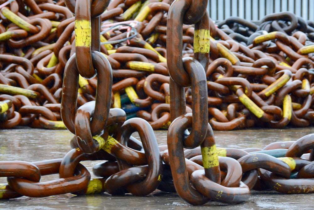 Floating Wind: Ankerketten des schwimmenden Offshore-Windparks Hywind vor der schottischen Küste.
