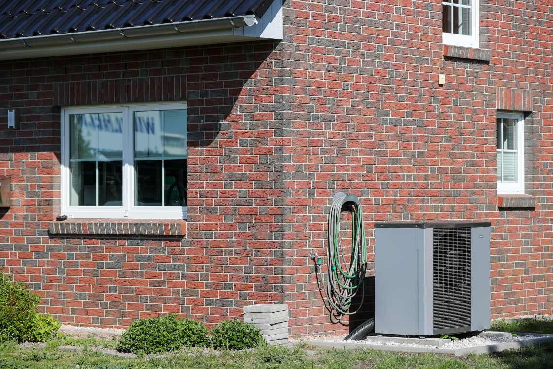 Wärmepumpe: Die Außeneinheit nimmt Energie aus der Umgebung auf.