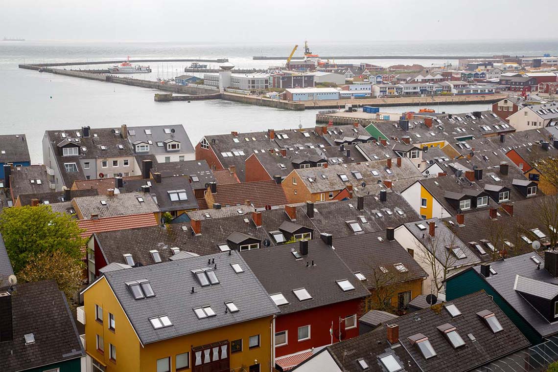 Blick über die Dächer und den Hafen von Helgoland: Die Zeit der Butterfahrten auf der Insel ist vorbei.