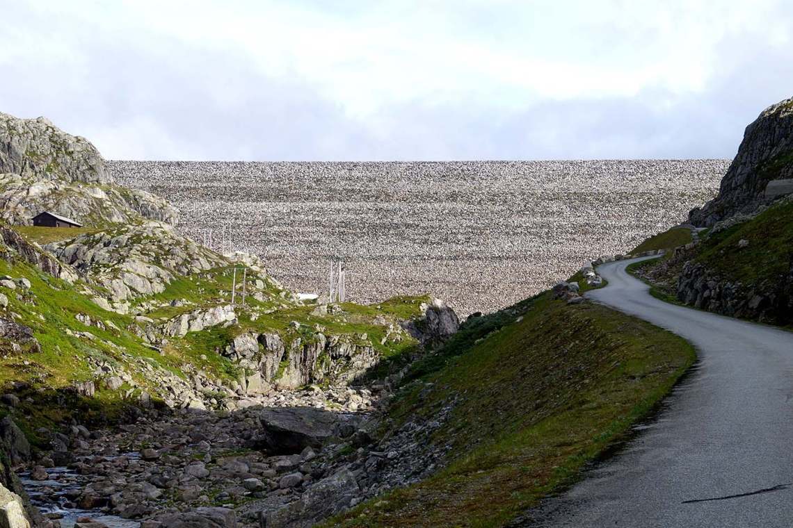 Auch der Oddatjønn-Damm besteht aus solchen Felsen. Er begrenzt den Blåsjø, den zehntgrößten See des Landes. Im menschenleeren norwegischen Hochland gibt es viel Platz für Stauseen. Im dichtbesiedelten Mitteleuropa könnten derart große Projekte nicht real