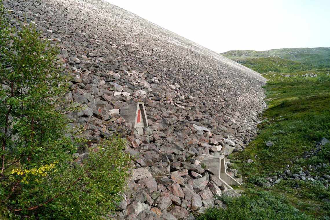Gewaltige Staumauern wie die des Sysen-Damms auf diesem Bild halten das Wasser in den Stauseen zurück. Das Baumaterial stammt oft auf Straßentunneln, die vor allem im fjordreichen Westnorwegen zu Hunderten in den Fels gesprengt wurden.