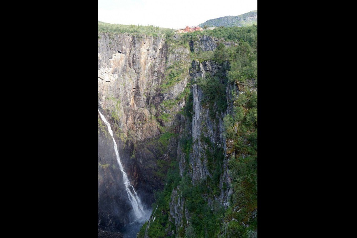 Viel Niederschlag, steile Gefälle: Die Bedingungen in Norwegen sind ideal für die mehr als 300 Kraftwerke. Auch das Wasser des Vøringsfossen – fließt in ein Kraftwerk. Seine Höhe von 183 Metern erahnt man, wenn man das winzige Hotel oben an der Felskante