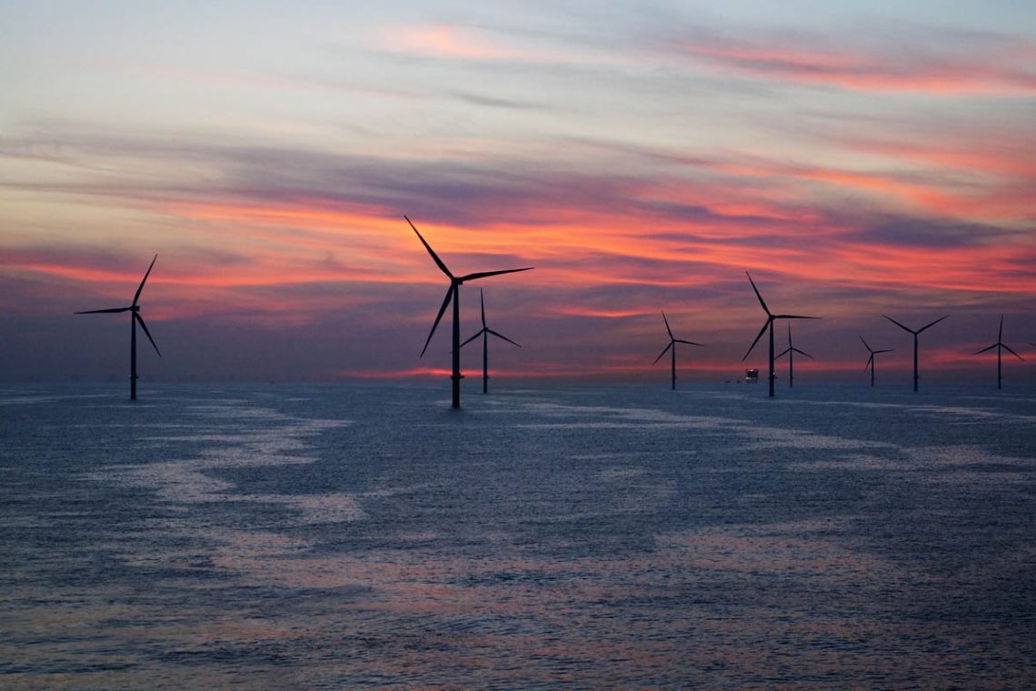 Sonnenuntergang über dem Offshore-Windpark Borkum Riffgrund 1: Wenn der Sommerabend so lau ist wie heute, kommt Urlaubsstimmung auf.