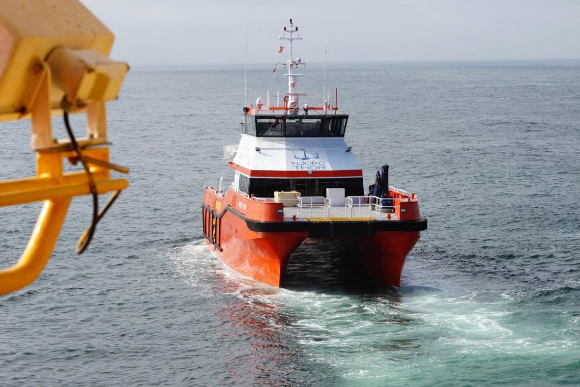 Im Offshore-Windpark Borkum Riffgrund bringt ein sogenanntes Crew Transfer Vessel die Mitarbeiter zu den Windrädern.