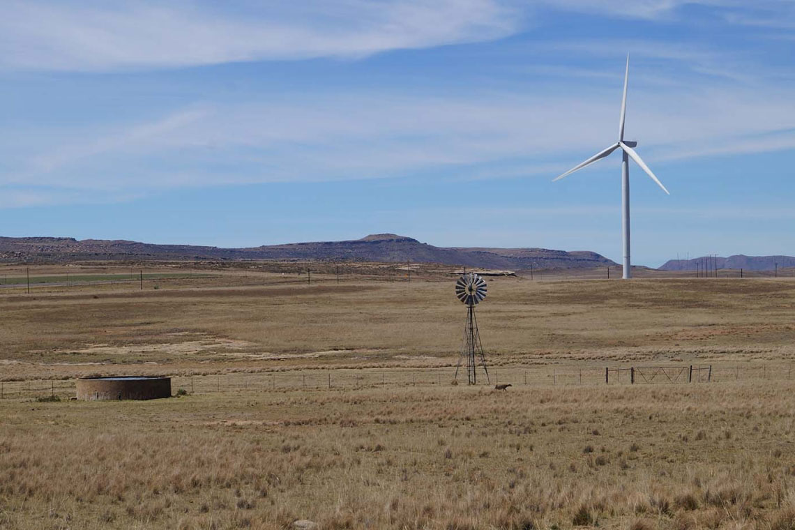 Windenergie in Südafrika: Ein Windrad des Herstellers Nordex steht neben einer alten Windmühle in der Dorper Wind Farm.