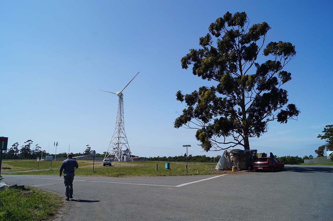 Windenergie in Südafrika: Der Prototyp von Adventure Power steht gleich gegenüber der Fabrik.
