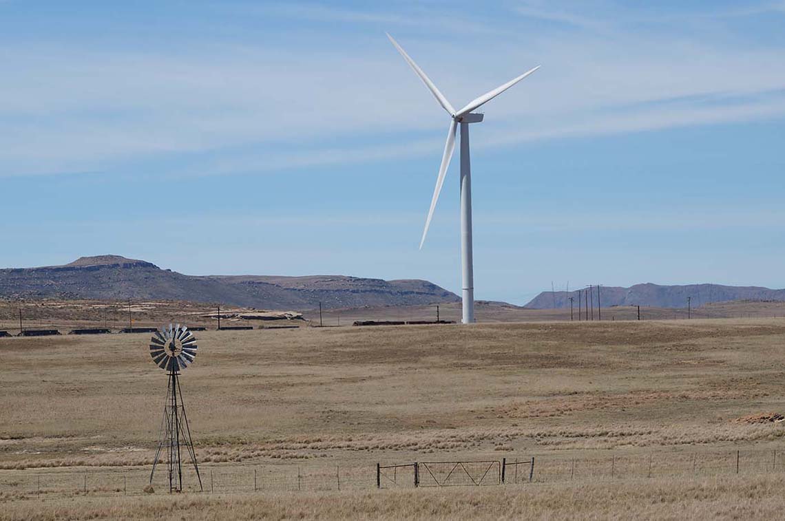 Windenergie in Südafrika: Auf dem Gelände der Dorper Wind Farm stehen ein altes und ein modernes Windrad nebeneinander.