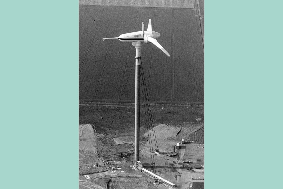 1983 wird Growian eingeweiht. Dieses Foto entstand kurz zuvor, das 340 Tonnen schwere Maschinenhaus schwebt bereits an seinem Bestimmungsort 100 Meter über dem Acker.