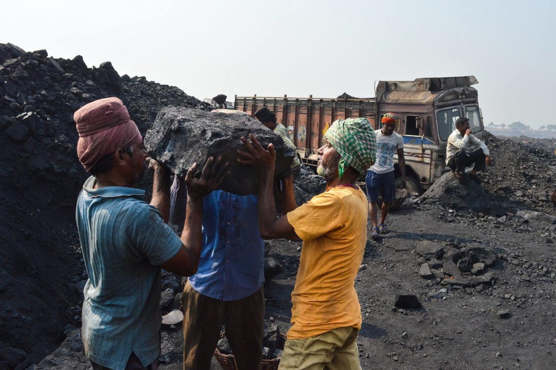 In Jharia, Indien, brennt seit 100 Jahren ein Kohlefeuer unter der Erde: Fotostrecke vom Leben und Arbeiten der Menschen in Jharia.