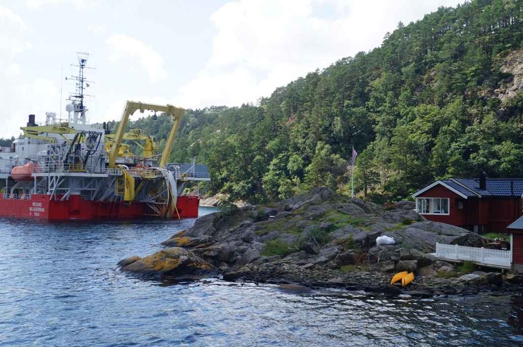 Kabelschiff Nexans Skagerrak bei der Verlegung von Nordlink im Vollesfjord (Norwegen).