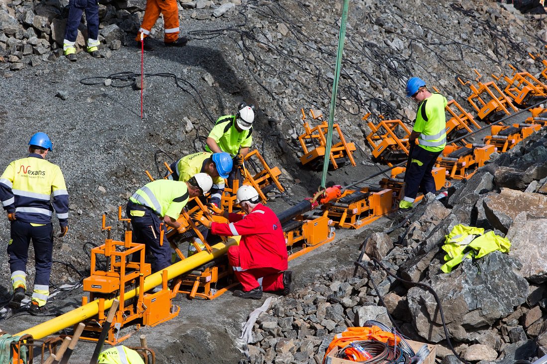 Nordlink-Stromtrasse: Techniker überwachen die Verlegung des Kabels am Vollesfjord.