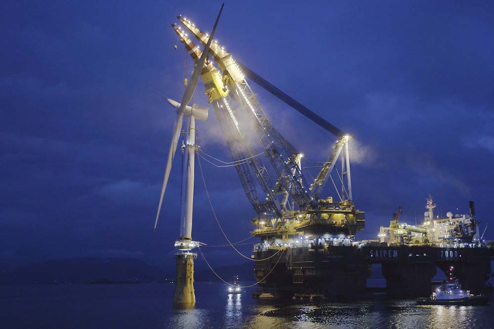 Floating Wind: Die „Saipem 7000“ ins Spiel, eines der größten Kranschiffe der Welt, hebt die Windräder auf die Schwimmkörper von Hywind.