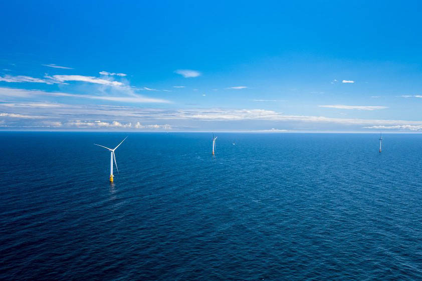 Floating Wind: Luftbild des Offshore-WIndparks Hywind vor Schottland. Er kann bis zu 20.000 Haushalte mit Strom versorgen.