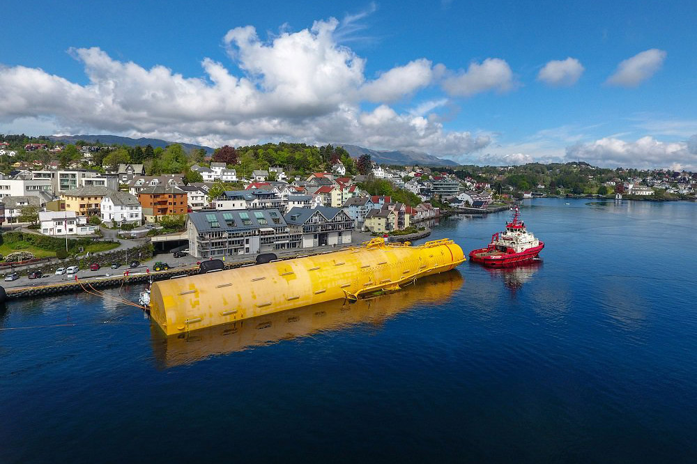 Floating Wind: Ein Schwimkörper des schottischen Windparks Hywind liegt vor Norwegen im Wasser.