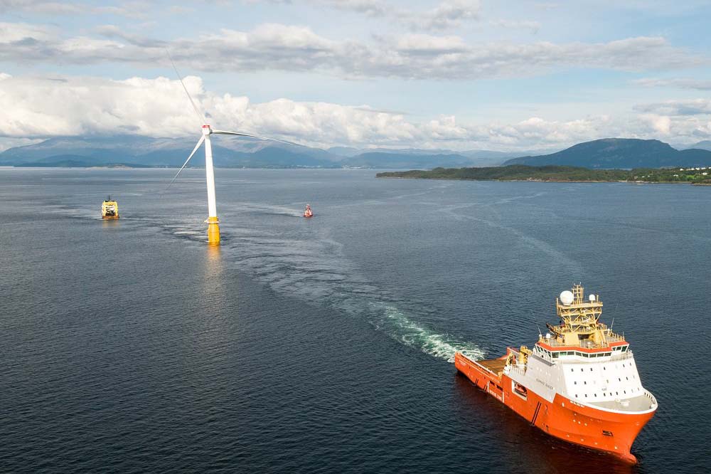Schwimmende Windkraftanlagen: Ein Windrad des Projekts Hywind wird von Norwegen nach Schottland verschifft.