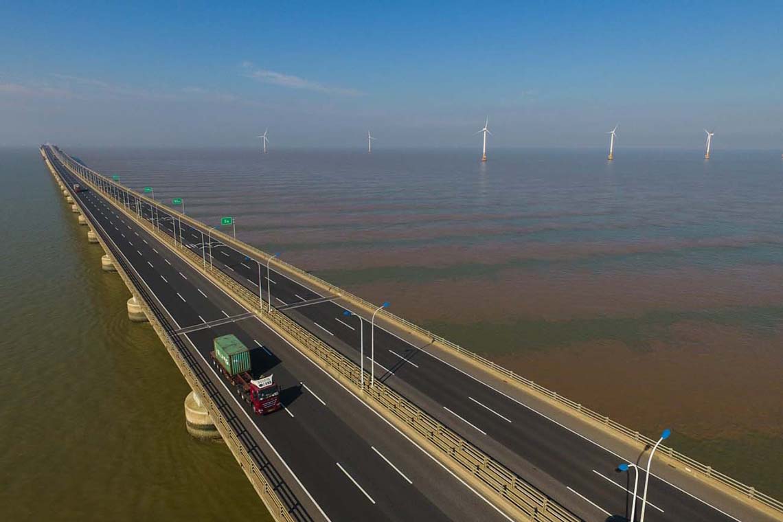 Chinas Offshore-Windparks kommen derzeit auf eine Gesamtleistung von knapp 3000 Megawatt. Diese Anlagen stehen an der Donghai-Daqiao-Brücke bei Schanghai.
