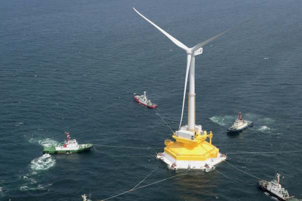 Japan ist ein Vorreiter bei schwimmenden Windrädern – schon weil viele Küsten zu steil für im Boden verankerte Anlagen sind. Dieses 150-Meter-Windrad wird von Schiffen an seinen Bestimmungsort in der Bucht von Fukushima gebracht.