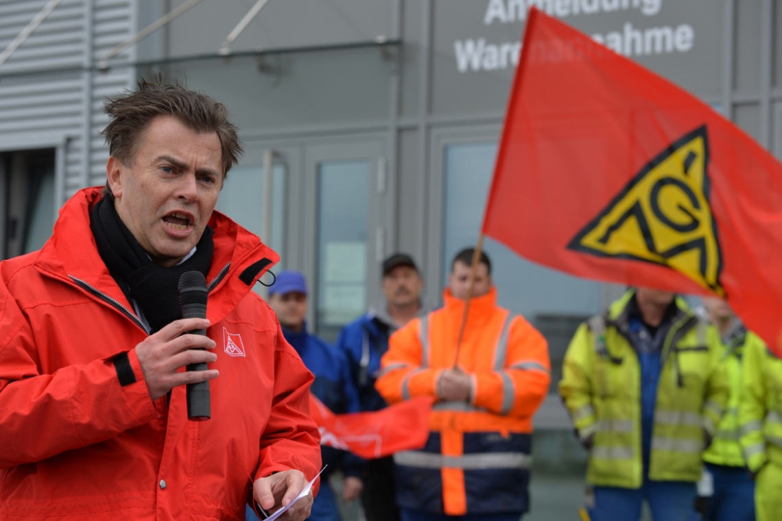 Die IG Metall und Beschäftigte der Windindustrie demonstrieren in Bremerhaven für bessere Rahmenbedingungen in ihrer Branche.