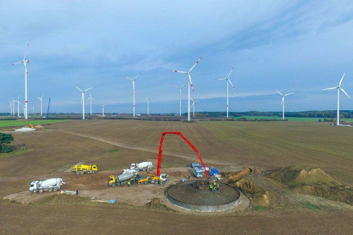 Bau eines Windparks: Mit einer gewaltigen Betonpumpe wird das Fundament ausgegossen.
