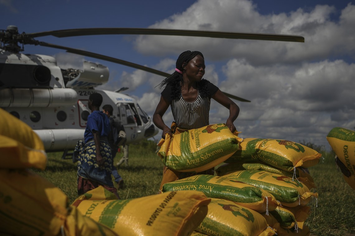 Zyklon Idai in Mosambik: Eine Frau bei der Verteilung von Hilfsgütern aus einem Helikotpter.