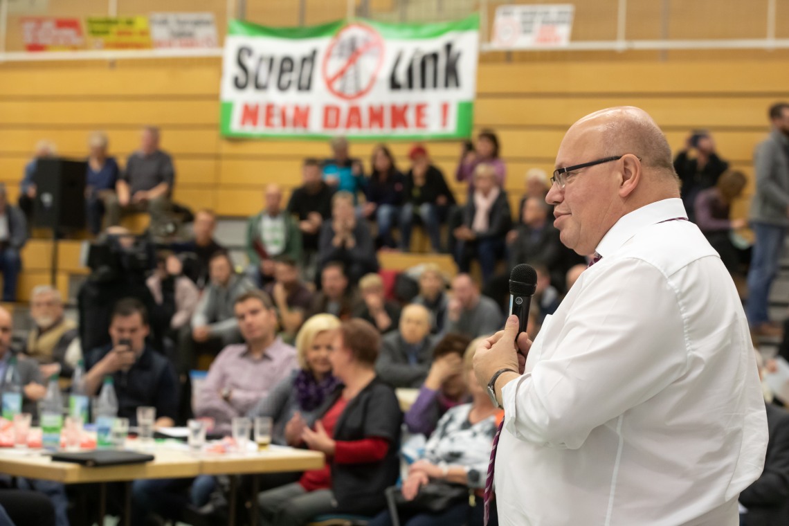 Peter Altmaier wirbt auf einer Bürgerversammlung zur Suedlink-Leitung für einen schnelleren Netzausbau.