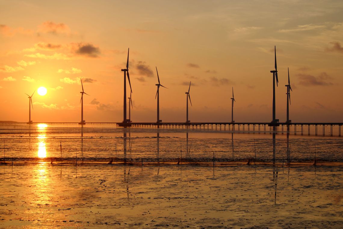 Vietnams erster Offshore-Windpark Bac Lieu steht im Mekong-Delta und liefert bei voller Auslastung knapp 100 Megawatt Strom.
