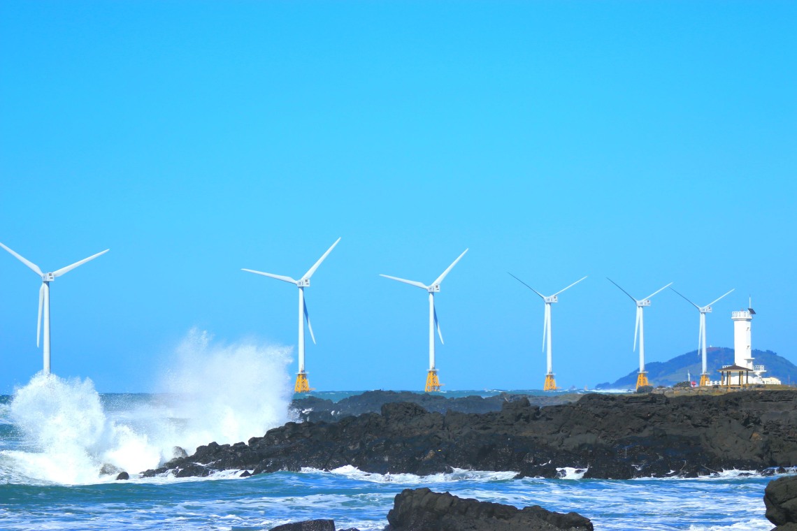 Offshore-Wind in Südkorea: Die Anlagen des Windparks Tamra vor dem Ort Sinchang auf Jeju Island stehen im flachen Küstenwasser.
