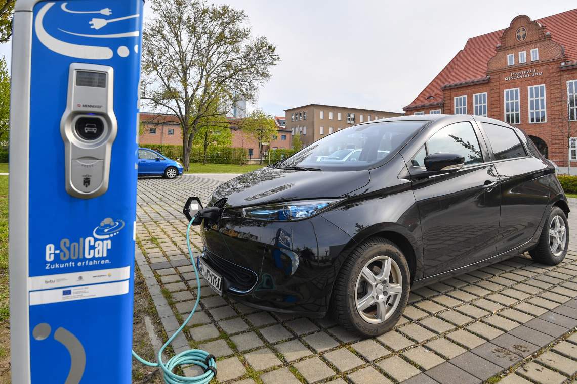 E-Auto Renault Zoe: Der kleine Stromer hat einen Wirkungsgrad, der deutlich über dem von Brennstoffzellenfahrzeugen oder herkömmlichen Verbrennern liegt.
