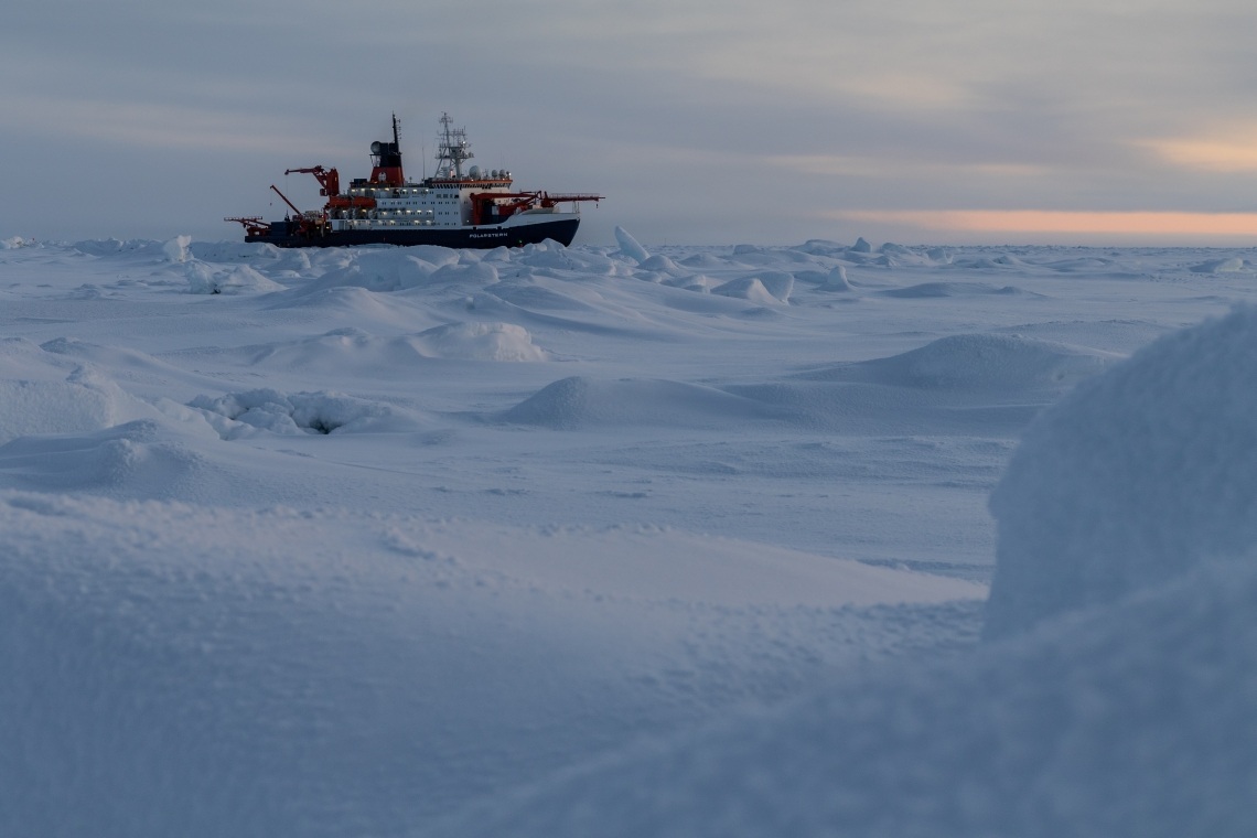 Mosaic-Expedition: Die Polarstern ist an einer gewaltigen Eisscholle festgefroren. Mit ihr wird das Schiff ein Jahr lang durchs Eis reisen.