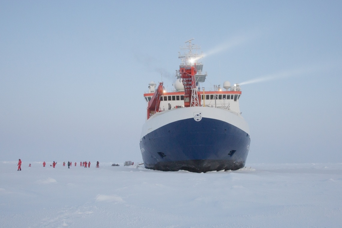Mosaic-Expedition: Im Oktober 2019 lässt sich die Polarstern im Nordpolarmeer festfrieren, um ein Jahr lang mit der natürlichen Drift durch die Arktis zu reisen.