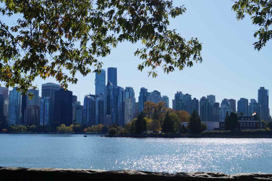 Skyline von Vancouver vom Stanley Park aus gesehen.