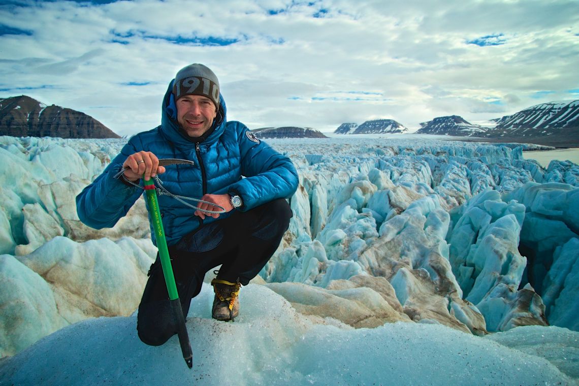 Dirk Steffens auf Spitzbergen: Der Naturfilmer bereist seit Jahrzehnten die Welt. Dabei hat er nicht nur ihre Schönheit, sondern auch ihre Bedrohtheit kennengelernt.