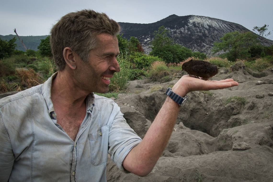 Dirk Steffen und der faulste Vogel der Welt: Das Vulkanhuhn legt seine Eier in die warme Erde und macht sich dann aus dem Staub.