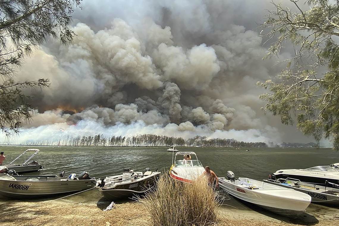 Buschfeuer in Australien: Dichte Qualmwolken stehen Anfang 2020 über einem Wald am Lake Conjola.