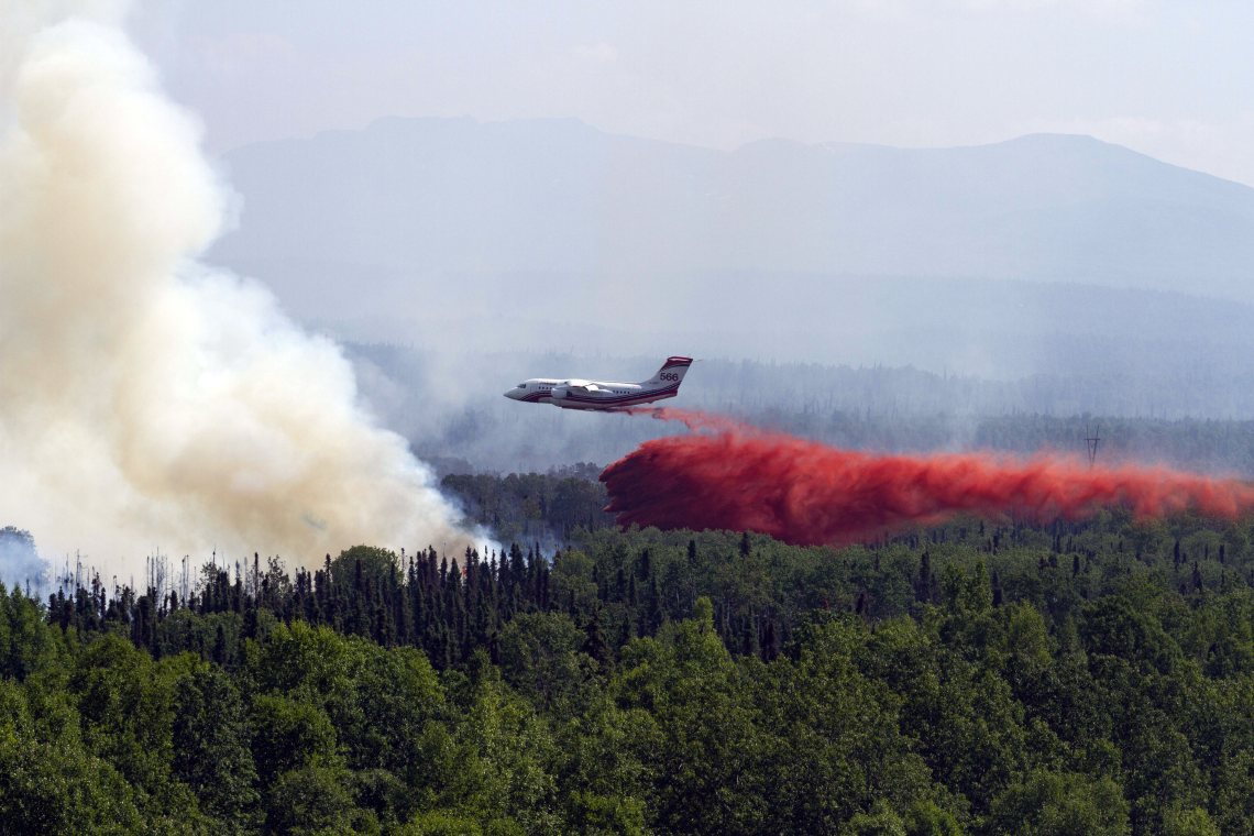 Waldbrand in Sibirien: Ein Löschflugzeug bekämpft das Feuer nördlich des Polarkreises.