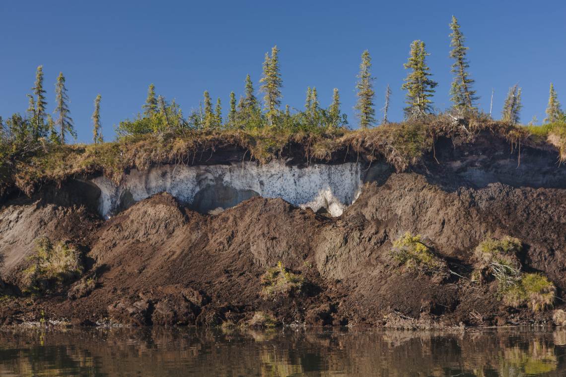 Tauender Permafrostboden in Alaska: Durch die Erderwärmung wird Methan frei, das bei der Zersetzung organischen Materials durch Bakterien entsteht.