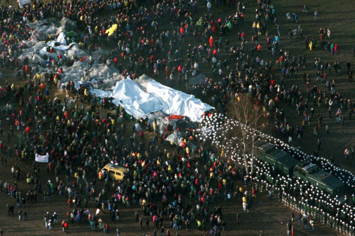 Luftbild der Massenproteste gegen den Castor-Transport im Jahr 2000: Mit einem massiven Polizeiaufgebot wird der Strahlenschrott ins Zwischenlager Gorleben gebracht.