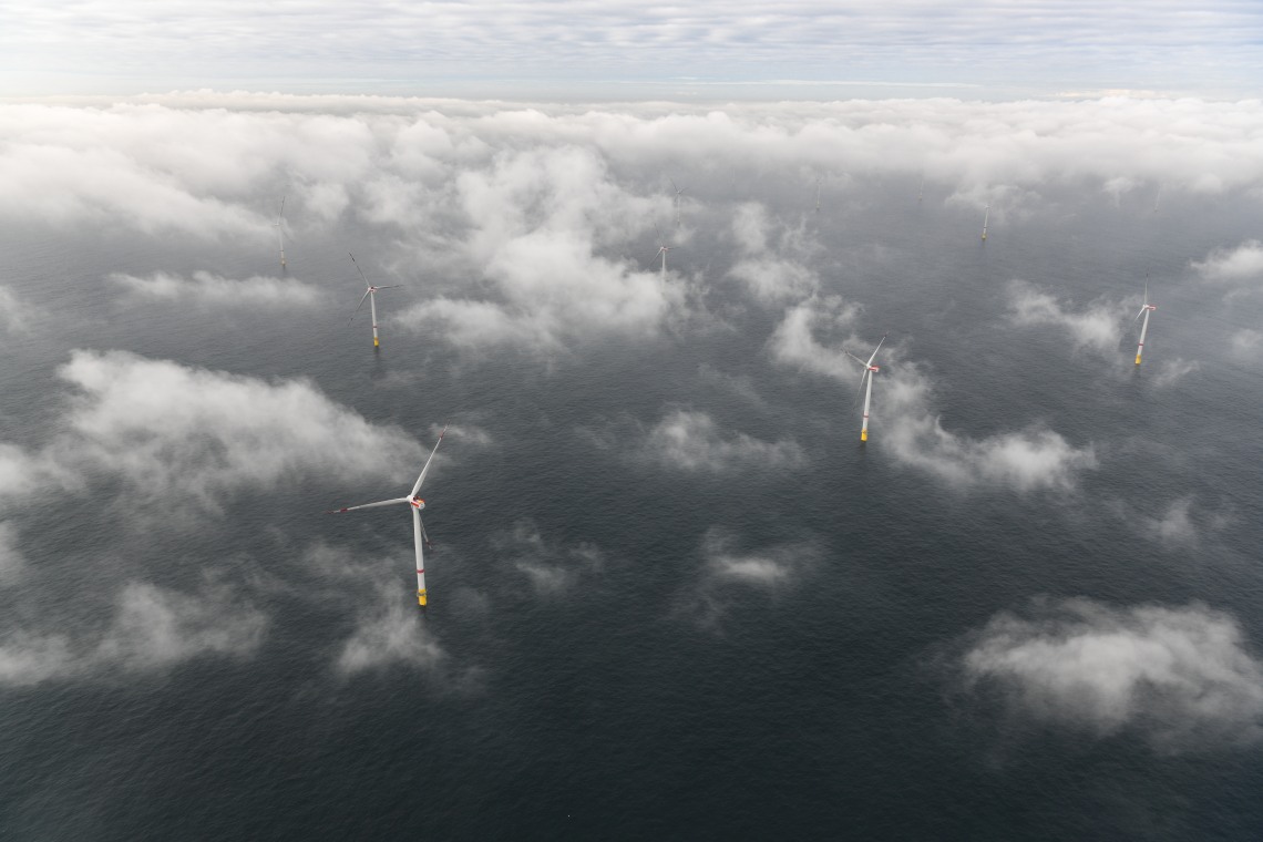 Die Offshore-Windenergie in Belgien hat sich allein 2020 verdoppelt. Das Luftbild zeigt Wolken über einem Offshore-Windpark in der belgischen Nordsee.