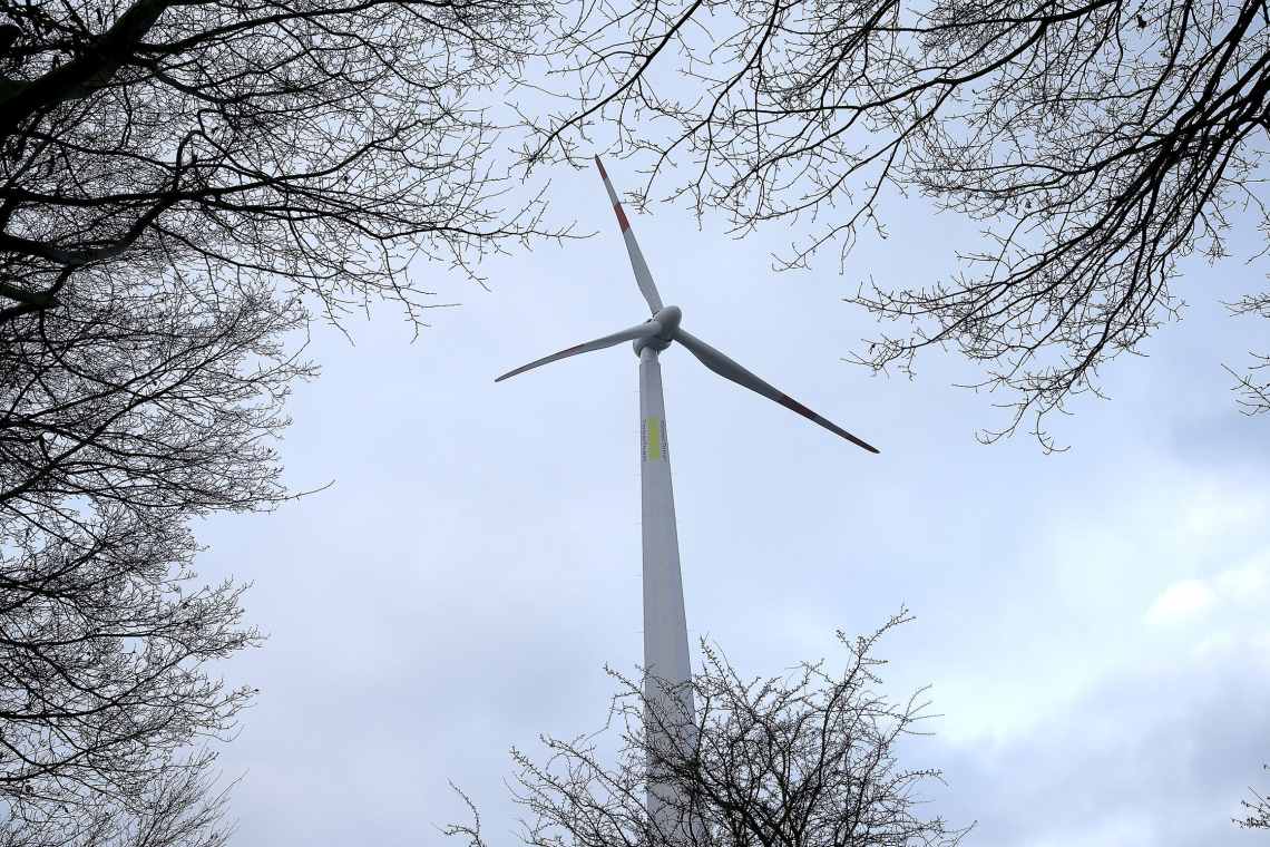 Holzwindrad in Hannover: Die Anlage der Firma TimberTower hat eine 1,5-Megawatt-Turbine und liefert seit 2012 Strom.