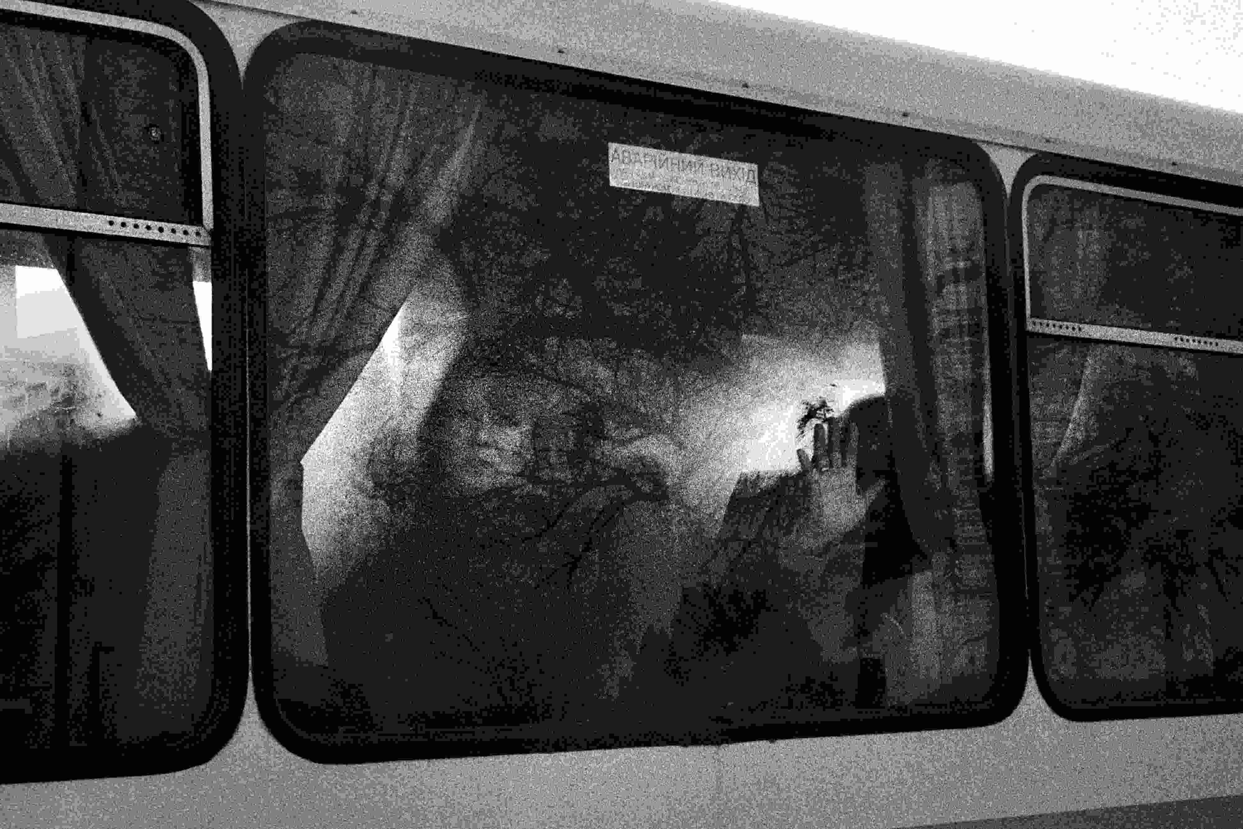 Ein Bus am Checkpoint Dityatki: Die Arbeiterinnen in Tschernobyl müssen nach jedem Aufenthalt ihre Strahlenwerte messen. Foto: Arthur Bondar.