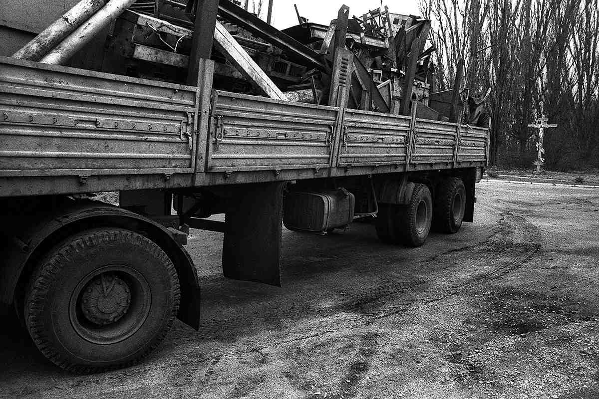 Tschernobyl: Ein Lastwagen transportiert mutmaßlich verstrahlten Elektroschrott aus der Sperrzone, obwohl das streng verboten ist. Aber die Korruption blüht. Foto: Arthur Bondar.