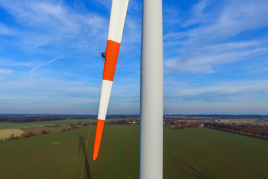 Wartung eines Windrads in Brandenburg: Die Windenergie wird in den kommenden fünf Jahren die Basis zur Schaffung von weltweit 3,3 Millionen Jobs legen, prognostiziert der Verband GWEC.